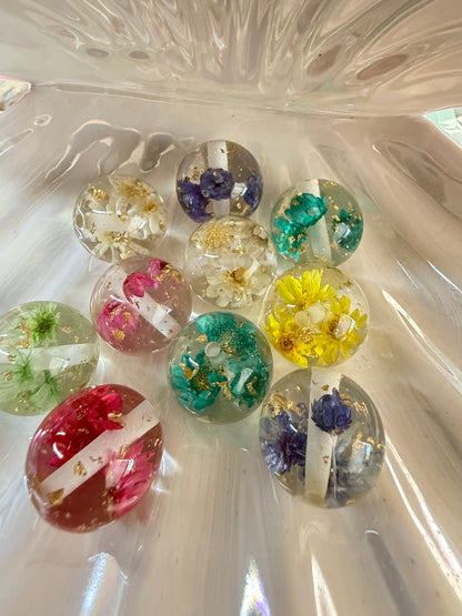 R44- (5PCS) 20mm Multi-Color Transparent Resin Dried Floating Floating Flower W/Gold Glitter Flakes Resin Bubblegum Beads for DIY