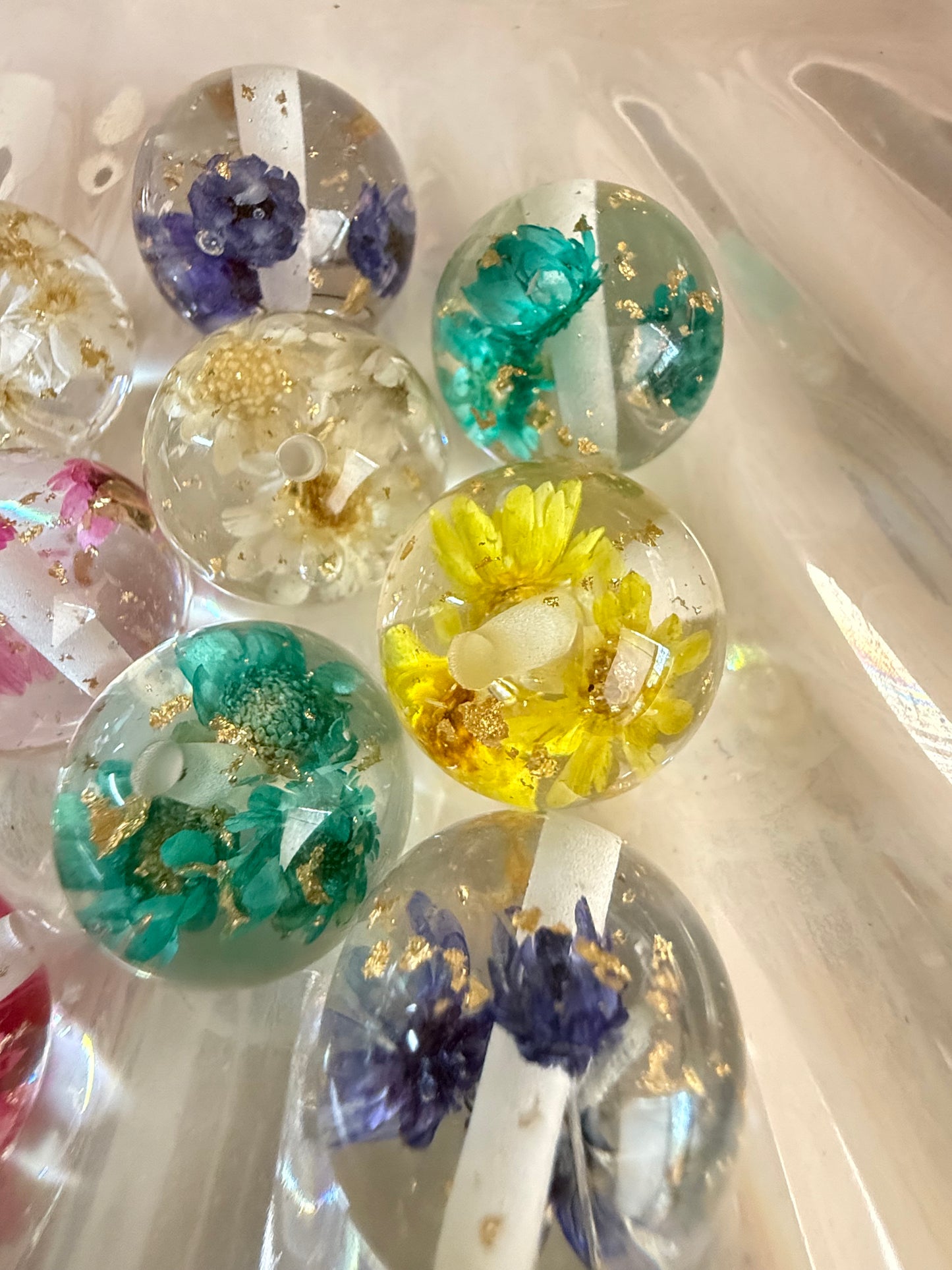 R44- (5PCS) 20mm Multi-Color Transparent Resin Dried Floating Floating Flower W/Gold Glitter Flakes Resin Bubblegum Beads for DIY