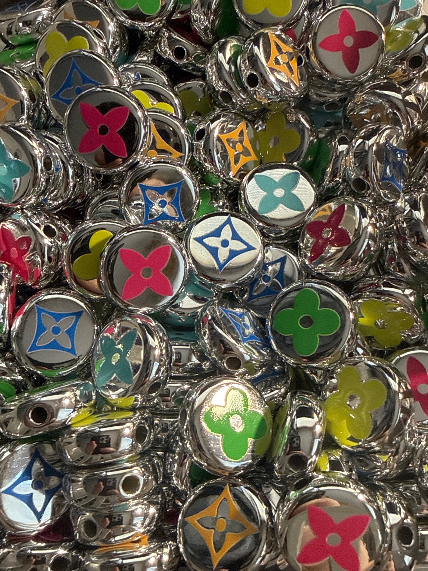 (10 PCS)- 18mm Flat Round Fashion LoVe Silver/Chrome W/Multicolor Design Acrylic Beads for DIY